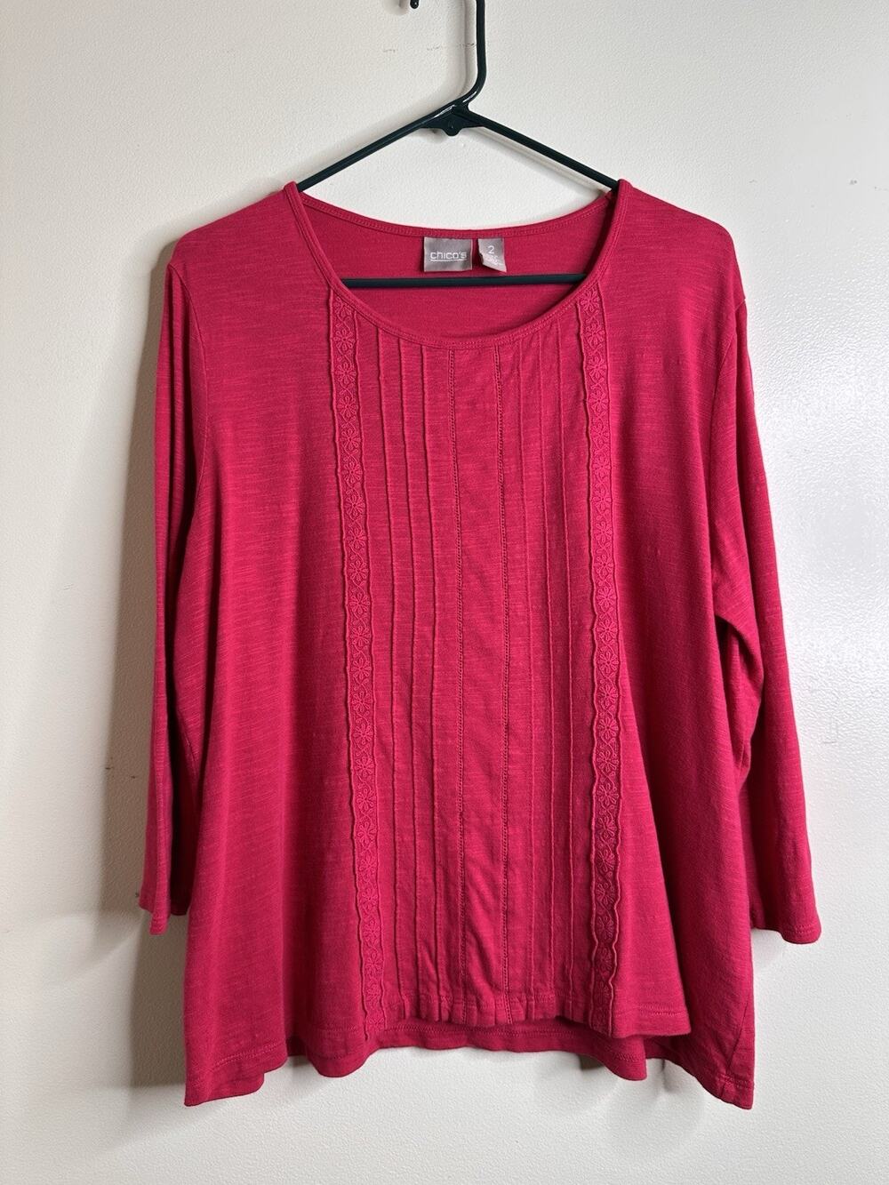 Chicos Size 2 US 12 Hot Pink Slub Knit 3/4 Sleeve Embroidered Floral Detail
